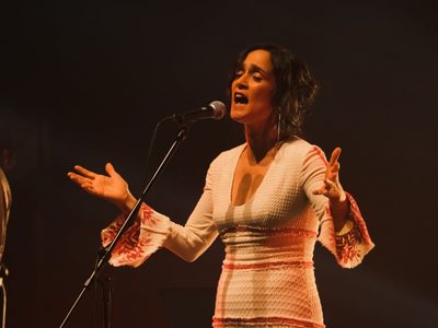 Julieta Venegas cantó a la lucha feminista en su “cumple” 52