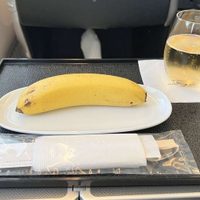 Viajero pide menú vegano durante un vuelo... y le llevan un plátano