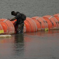 Barrera flotante de Texas en frontera suscita preocupaciones de México, dice funcionaria de EU