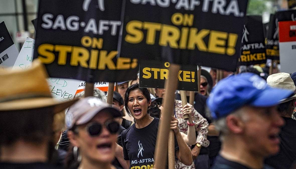 En la imagen, una manifestación de escritores y actores en Estados Unidos