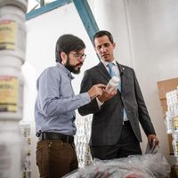 Guaidó enseña la entrega del primer cargamento de ayuda humanitaria a Venezuela