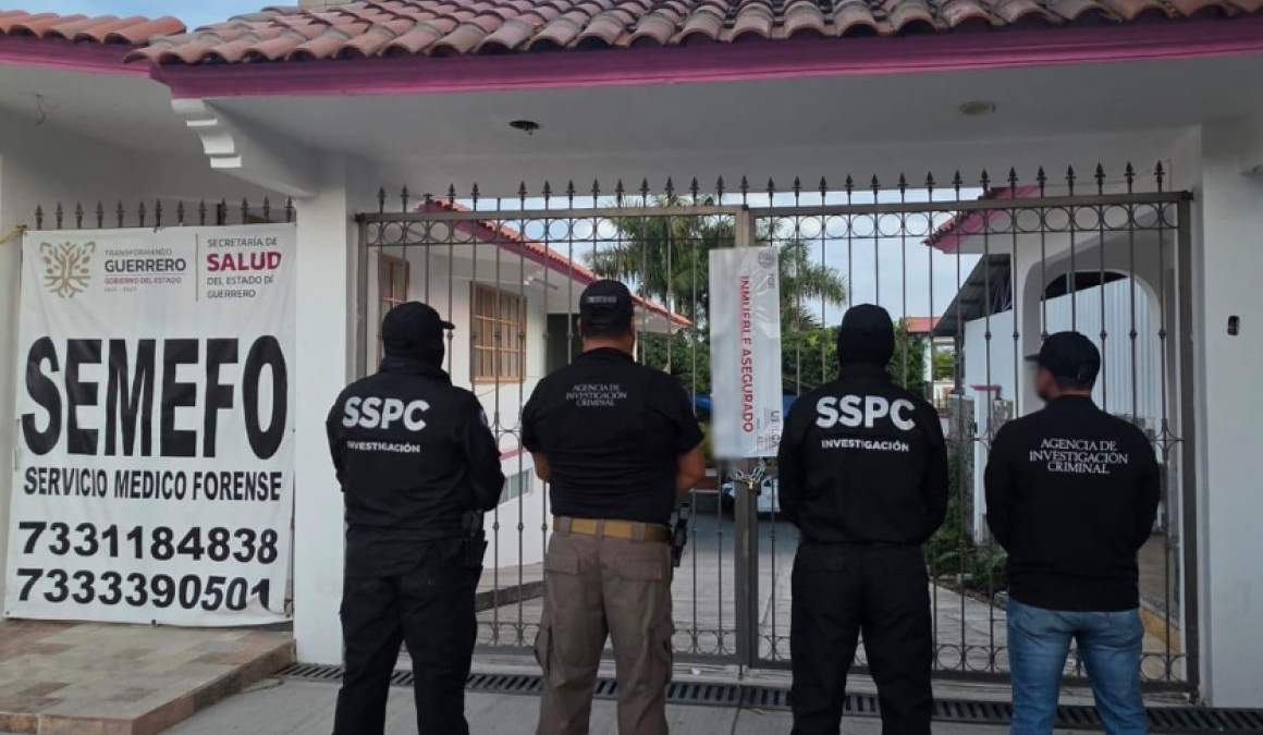 Agentes federales en el aseguramiento de un velatorio habilitado como Semefo en Iguala