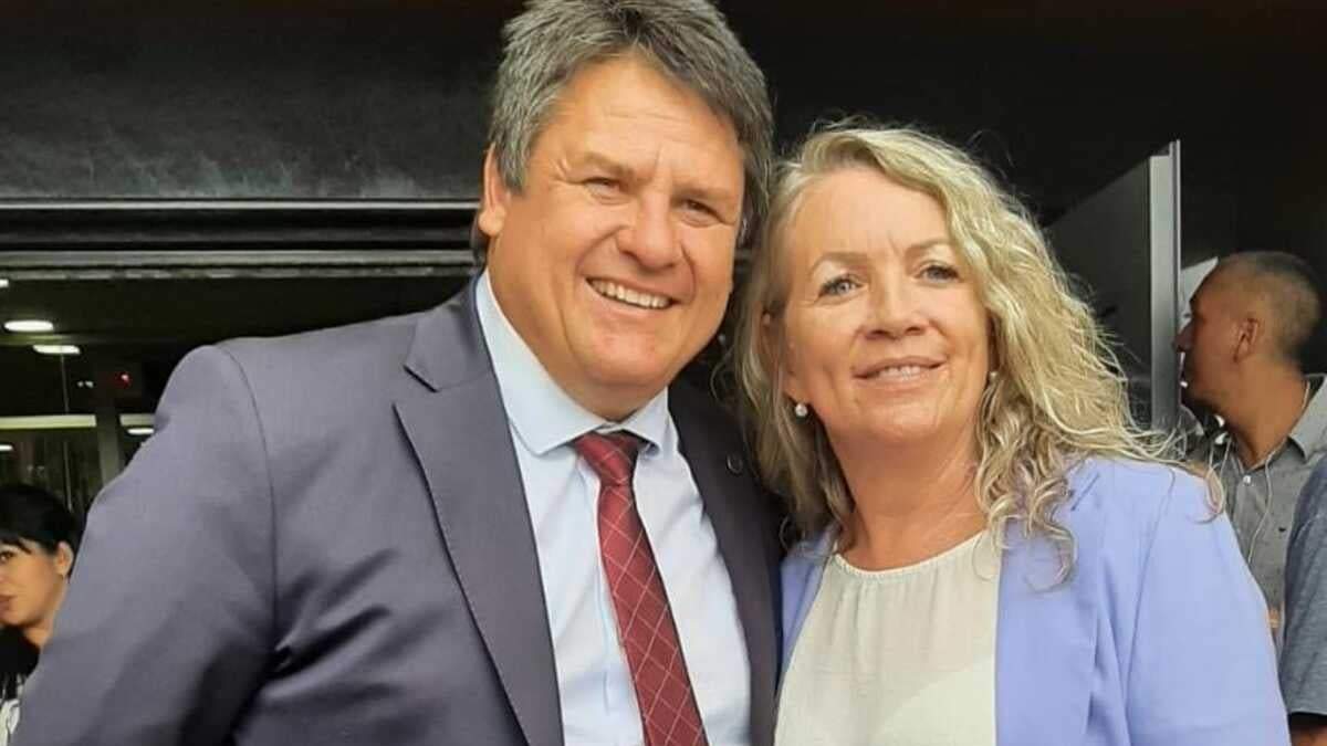 El intendente, Mariano Gaido, junto a Isabel Mosna. Fuente: (Facebook)