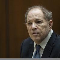 ¿Por qué un tribunal de apelaciones anuló la condena por violación contra Harvey Weinstein?