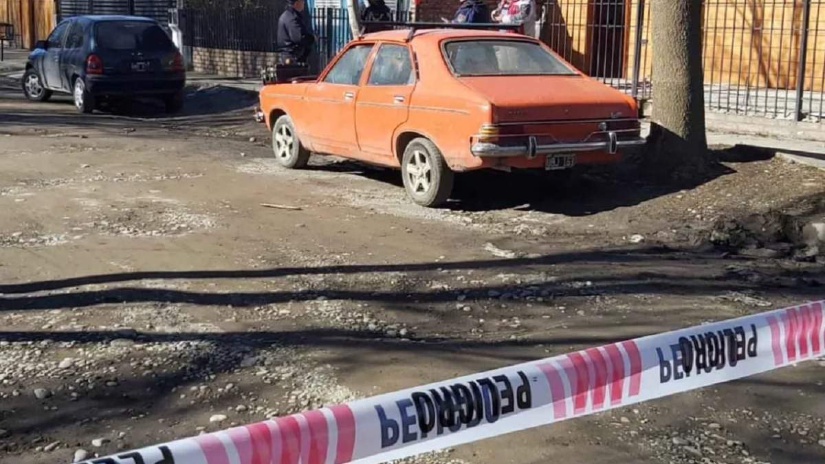 Policías en la puerta del hostel donde ocurrió el ataque a tiros. Fuente (Info Los Andes)