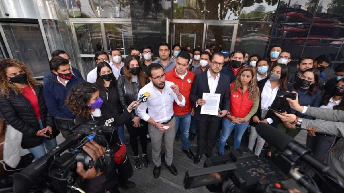 Representantes del PRI acudieron a la FGR a interponer la denuncia