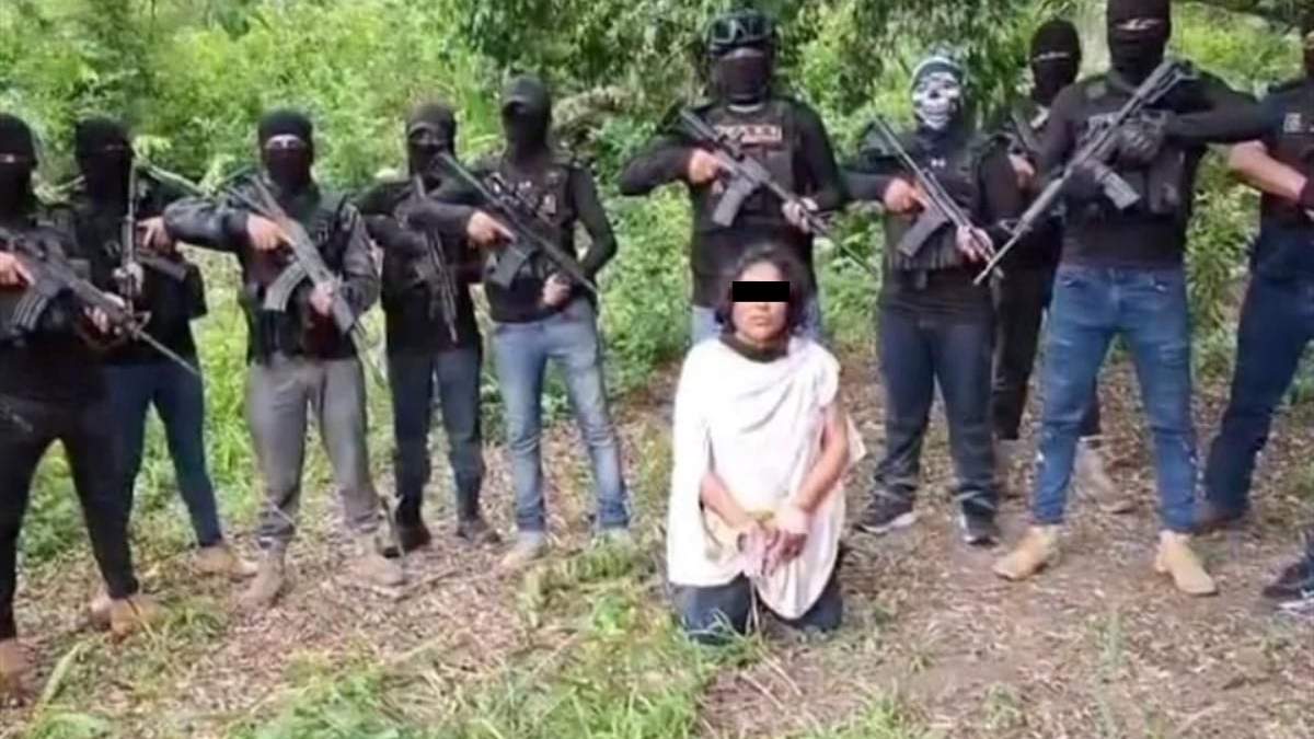 Irma Hernández, exhibida con hombre armados