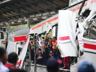 Recuperan los últimos cuerpos de víctimas del accidente ferroviario en Indonesia que dejó 15 muertos