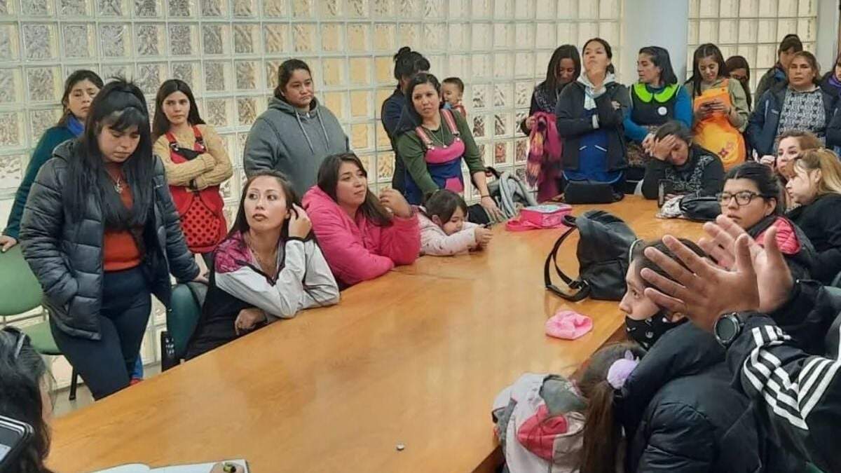 Reunión en el CPE para pedir que se avance en las obras de las escuelas. Fuente: (Prensa ATEN Provincial).
