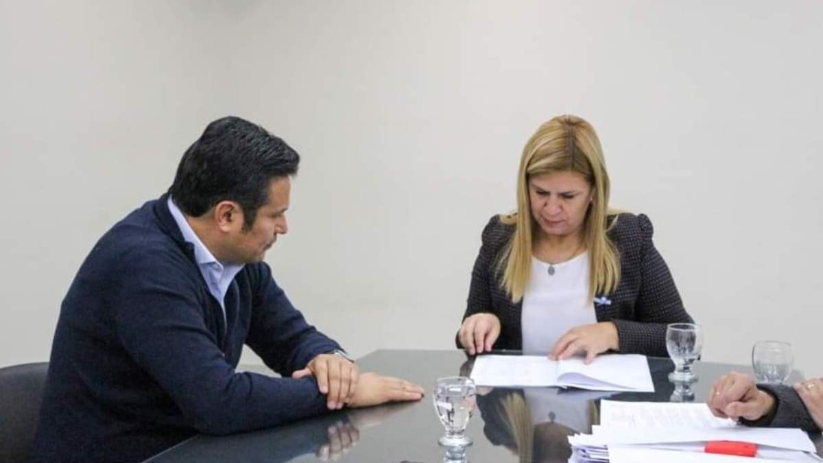 La intendenta de Plottier, Gloria Ruíz, y el ministro de Educación y Gobierno de Neuquén, Osvaldo Llancafilo. Fuente: (Facebook)
