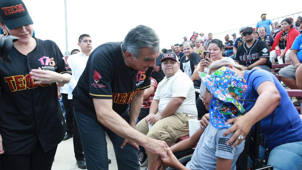 Lanza Américo primera bola en partido de la Liga Mexicana de Beisbol