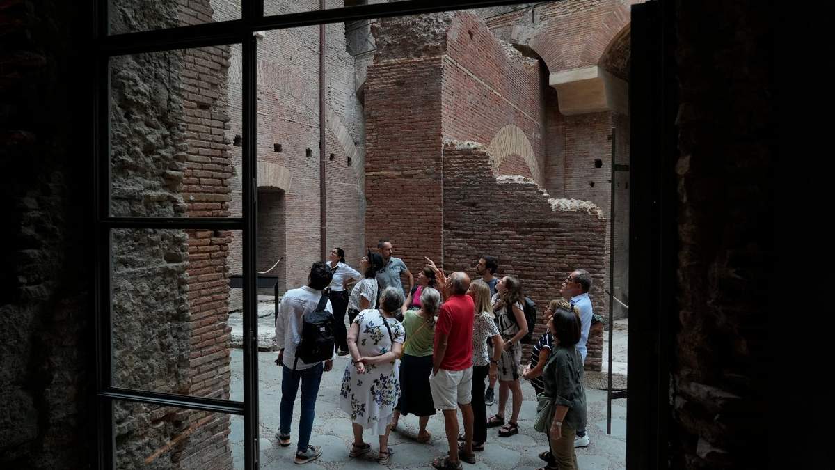 Visitantes admiran la Domus Tiberiana, el palacio imperial recientemente restaurado