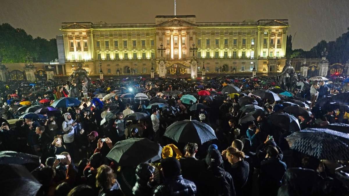 La gente se reúne frente al Palacio de Buckingham tras el anuncio de la muerte de la reina Isabel II