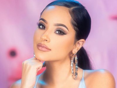 ¡Abrió mucho las piernas! Becky G empieza el 2020 con esta picante pose sobre una camioneta