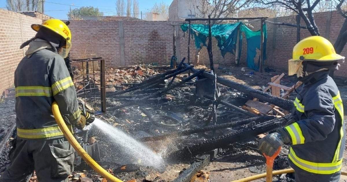 Incendio de una casilla en Centenario. Fuente: (Centenario Digital)