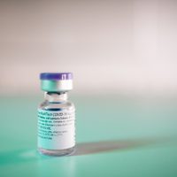 La OMS pide a Pfizer y BioNTech esperar para aplicar la tercera dosis de su vacuna