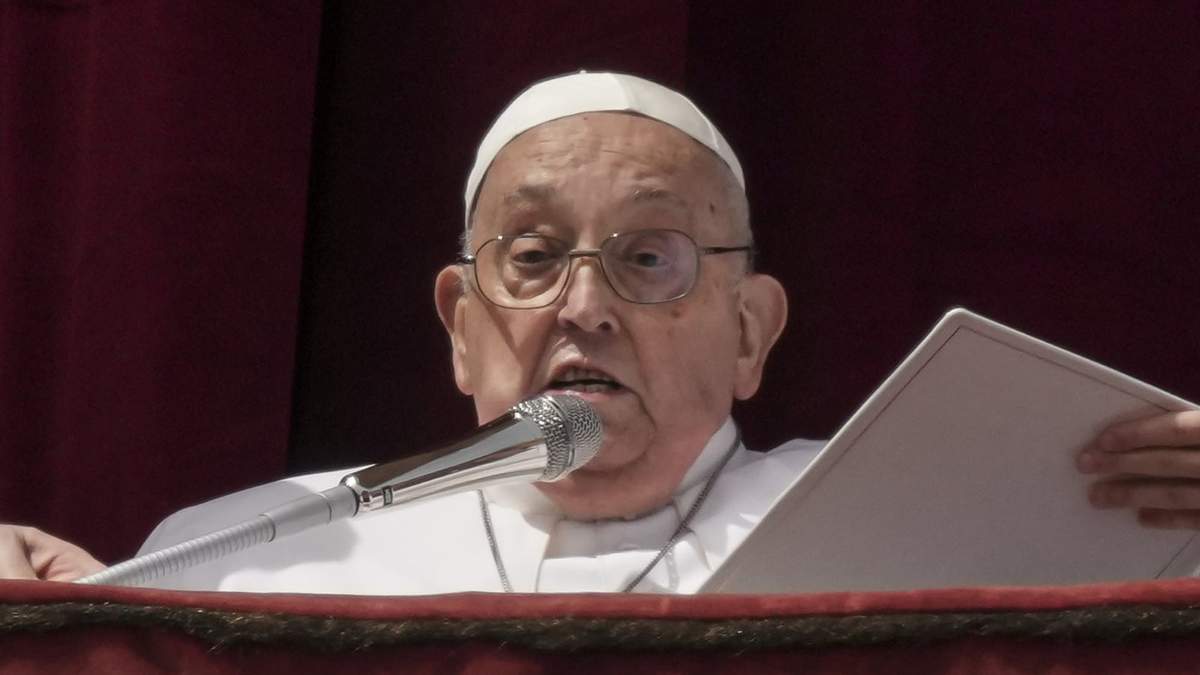 El papa Francisco aparece en la logia central de la basílica de San Pedro para ofrecer la bendición Urbi et Orbi