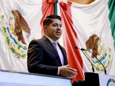 Diputado de Morena busca modificar ley y quitar al PRI sus colores