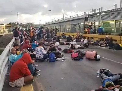 Migrantes intentan cruzar masivamente a EU y les cierran el puente