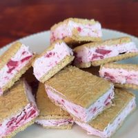 Alfajores helados de frutilla con solo 4 ingredientes: súper fáciles y riquísimos, la opción perfecta para ese antojo dulce