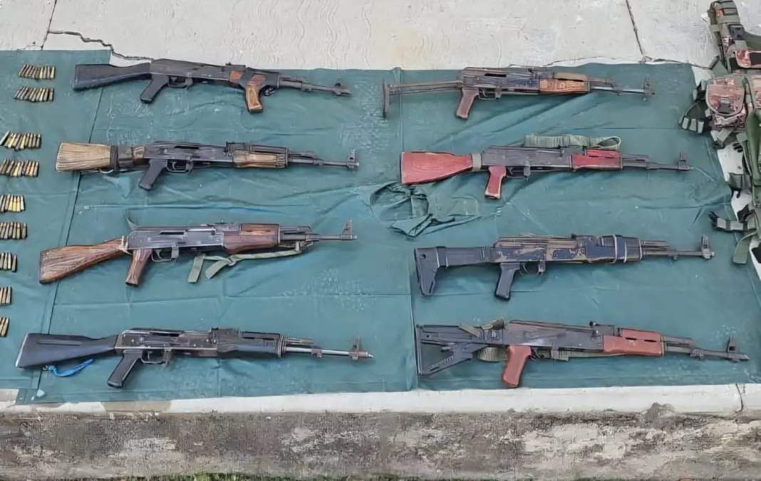 Operativo en Apatzingán deja nueve detenidos y aseguramiento de arsenal y equipo táctico