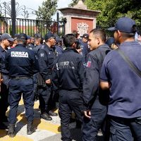 Detienen en Michoacán a jefe policiaco y 28 subalternos por asesinato de 2 civiles