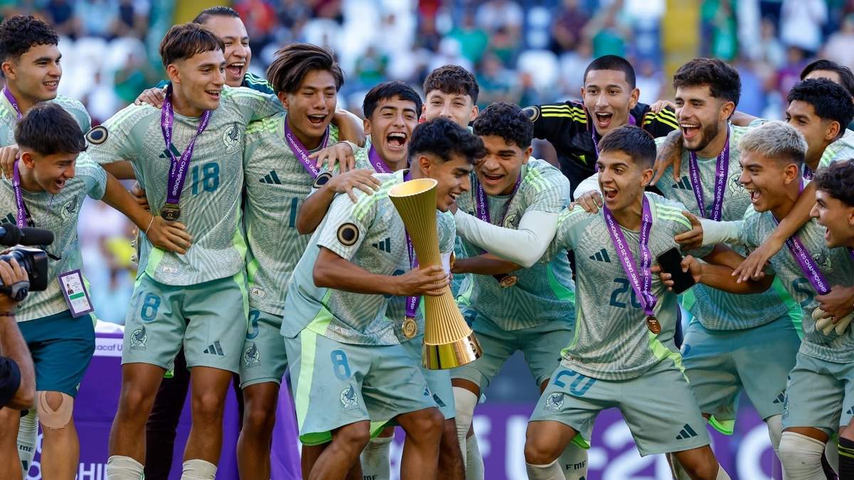 La Selección Mexicana Sub-20 con la copa de la Concacaf
