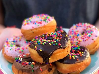 Donas coloridas con chocolate derretido: rendidoras para las fiestas de los chicos y con un sabor irresistible