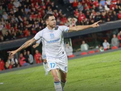 Racing derrotó sobre la hora a Newell´s, clasificó y hasta podría ser segundo