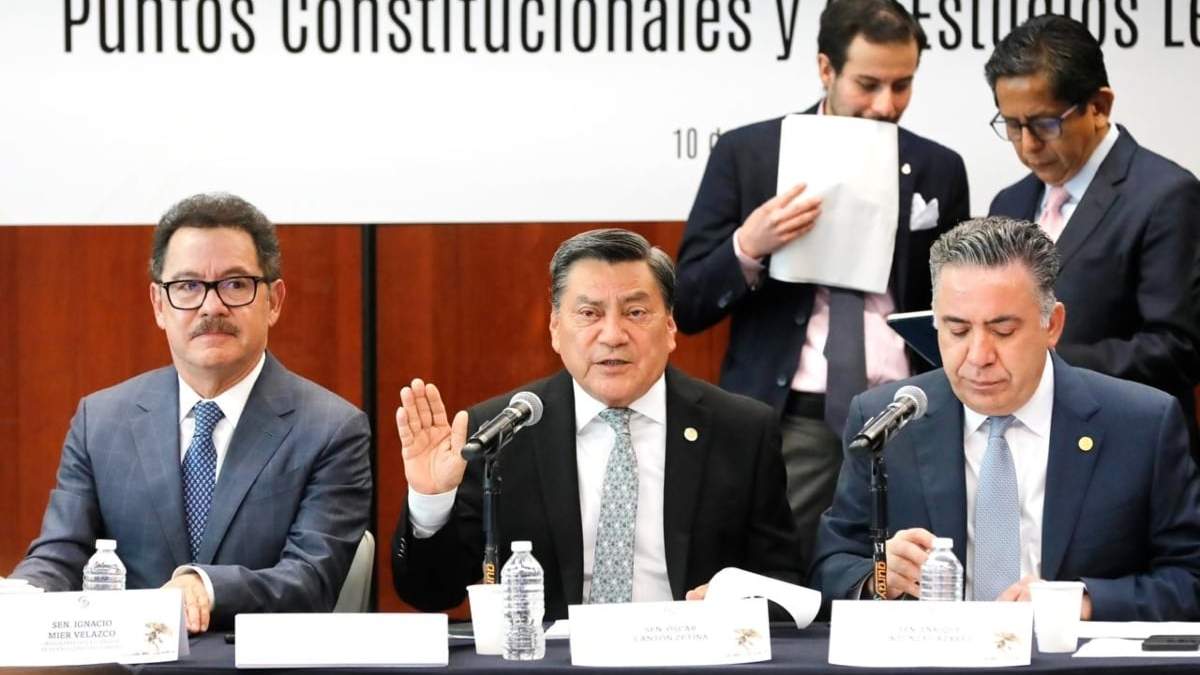 El senador Óscar Cantón Zetina (centro), presidente de la Comisión de Puntos Constitucionales