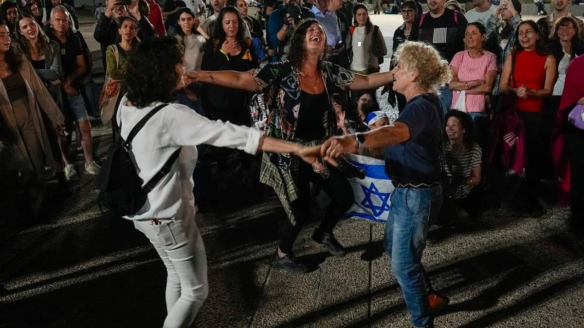 Habiantes de Tel Aviv celebran la liberación de 13 rehenes israelíes retenidos por Hamás en la Franja de Gaza