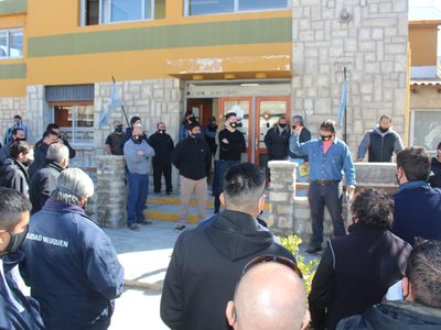 Zapala: los trabajadores viales comenzaron con reclamos frente a la sede central