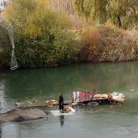 Un camión con mercadería cayó al río Neuquén a la altura del tercer Puente