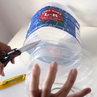 No tires el bidón de agua vacío: creá este portamaceta vintage y con toda la onda para decorar tu casa