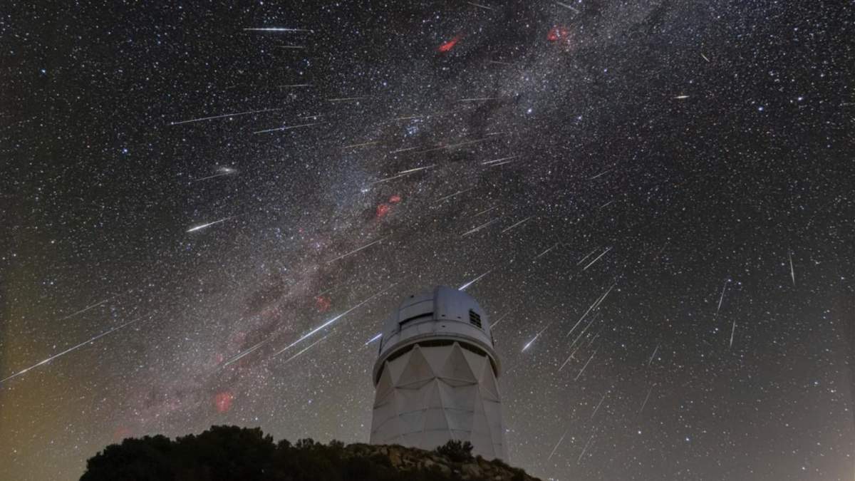 Lluvia de meteoros Gemínidas surcando el cielo sobre el Telescopio Nicholas U. Mayall en el Observatorio Nacional de Kitt Peak (KPNO)