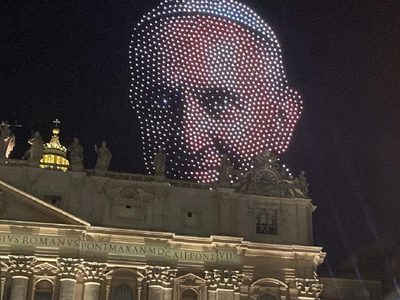 Usaron 3.500 drones para proyectar la cara del papa Francisco