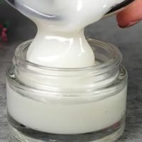 Crema aclaradora casera con 1 ingrediente que tenés siempre en la alacena: así deja tu piel radiante y sin manchas
