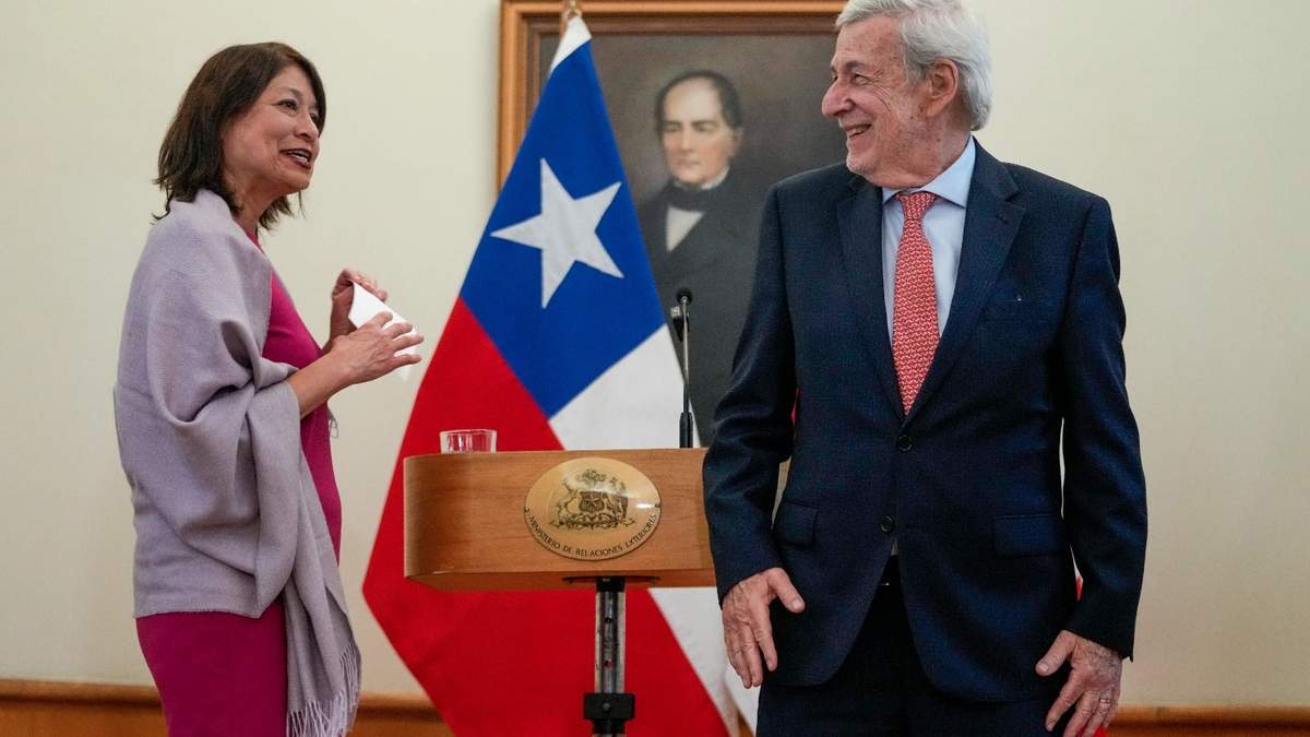 El ministro de Asuntos Exteriores de Chile, Alberto Van Klaveren, a la derecha, y su homóloga peruana, Ana Cecilia Gervasi