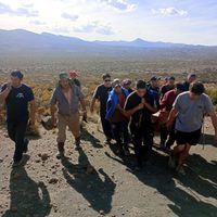7 kilómetros de montaña y el cajón al hombro: el calvario de un entierro en un paraje de Neuquén