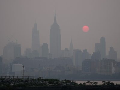 Desde Nueva York hasta Washington, el humo de incendios en Canadá cubre los cielos (Videos)