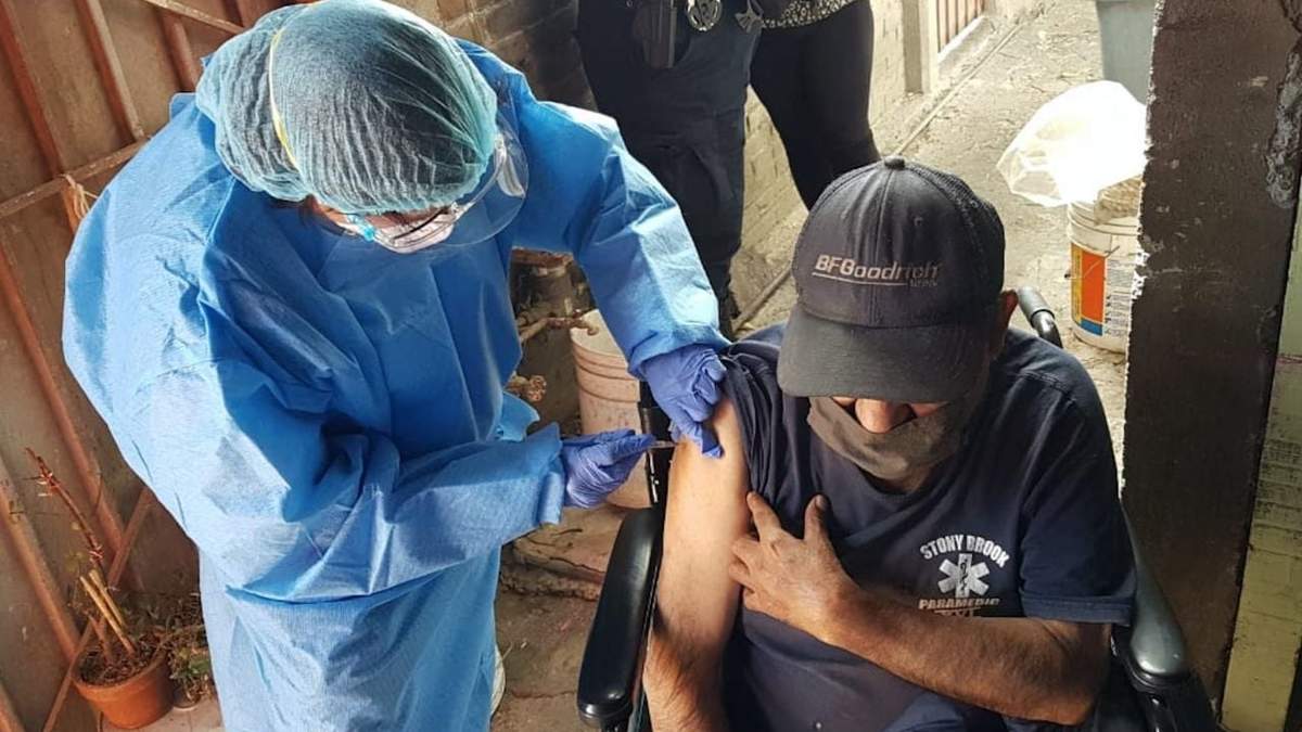Vacunación a un adulto mayor de 60 años