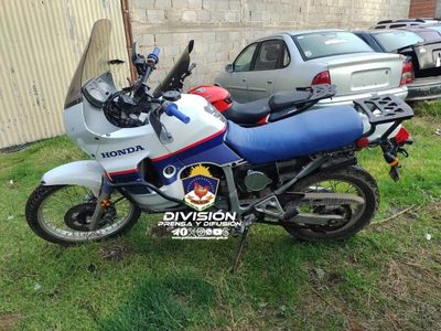 Allanamientos en Centenario: encontraron aves muertas, drogas y motos robadas
