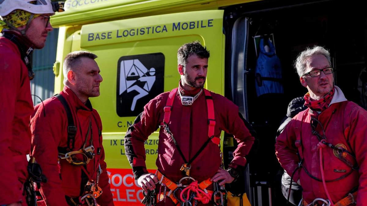 Personal de emergencia participa en una operación de rescate para liberar a Ottavia Piana, una experta espeleóloga que quedó atrapada cuando exploraba la cueva de Bueno Fonteno, cerca de Bérgamo, Italia