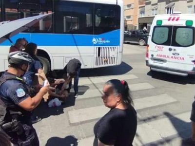Una mujer fue atropellada por un colectivo en Neuquén; sufrió graves heridas