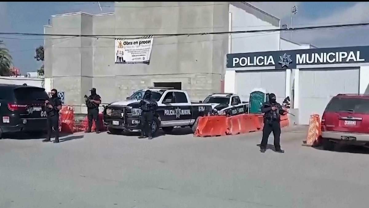 Agentes de policía vigilan la estación policial de Ensenada, en Baja California, México