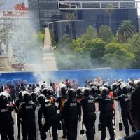 Chocan policías y encapuchadas en alrededores del Ángel de la Independencia