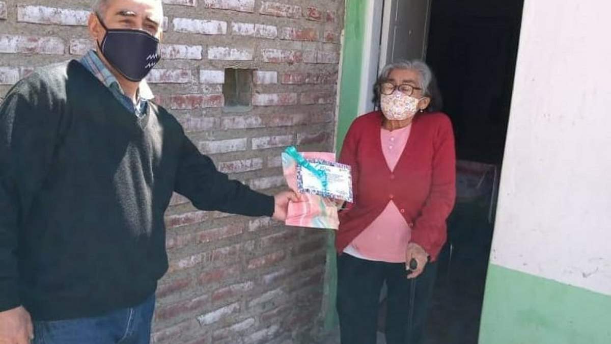 Personal municipal haciendo entrega de un presente a los adultos mayores. Fuente: (Twitter).