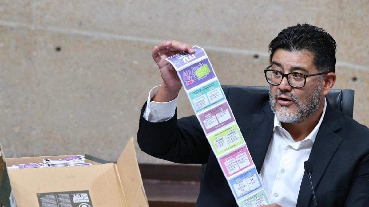 El magistrado Reyes Rodríguez Mondragón mostró acordeones usados en la elección judicial