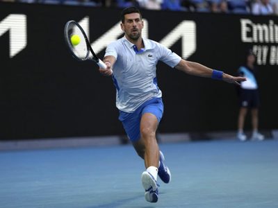 Djokovic sufre ante Fritz para alcanzar su 11ma semifinal del Abierto de Australia