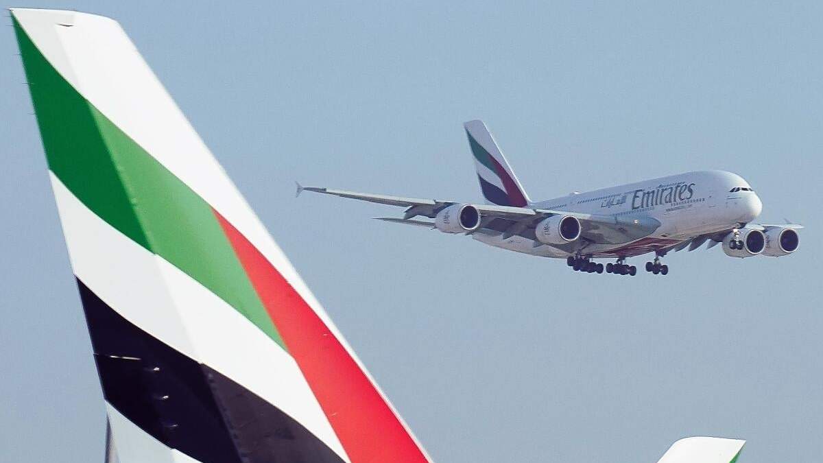Un avión jumbo Airbus A380 de Emirates aterriza en el Aeropuerto Internacional de Dubái